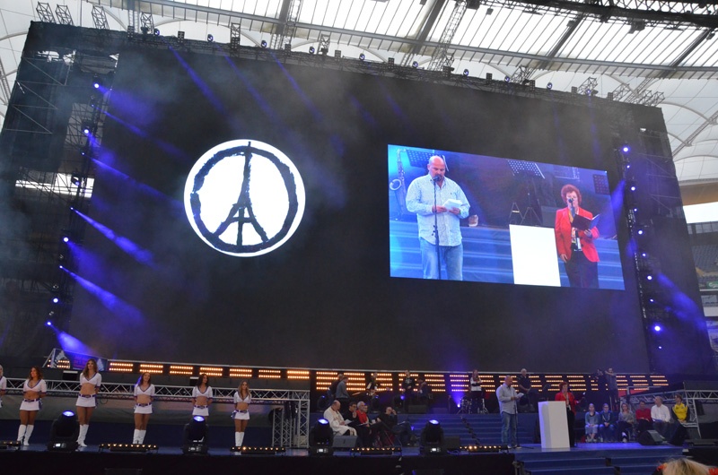 Im Stadiongottesdienst wurde auch der Opfer der Terroranschläge von Paris gedacht.