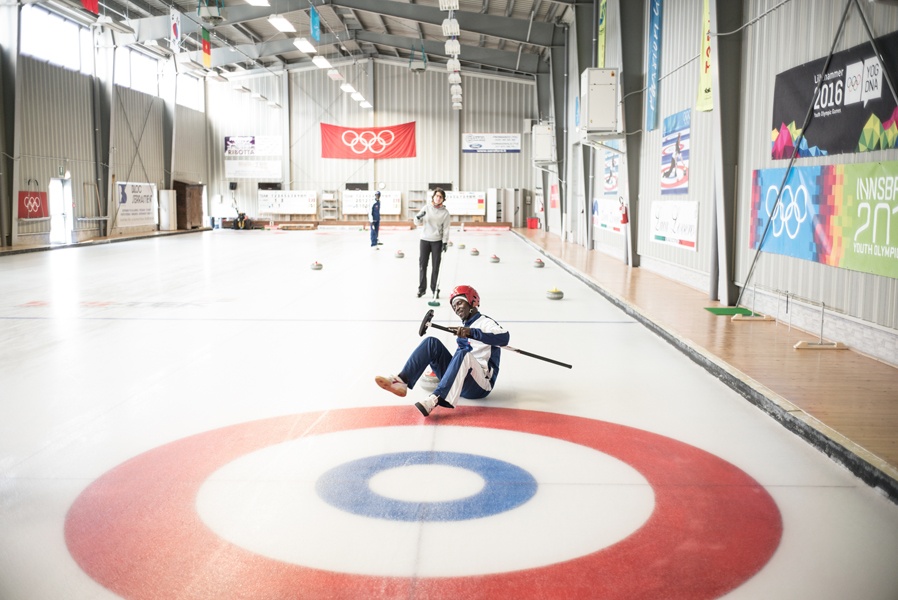 Ein junger Geflüchteter ist beim Curling auf dem Gesäß gelandet.