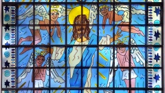 Die weltweit einzigen Kirchenfenster des New Yorker Pop-Art-Stars James Rizzi sind ab sofort in der Kreuzeskirche in Essen zu sehen.