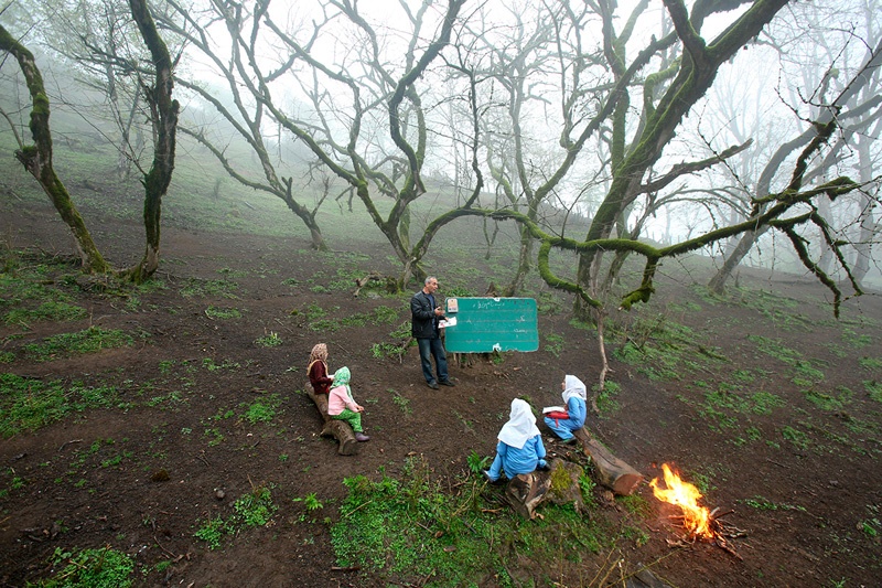 Iranische Kinder werden in der Provinz Gilan im Wald unterrichtet. 