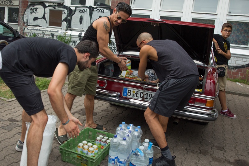 Vor dem deutsch-arabischen Kulturzentrum "Haus der Weisheit" in Berlin Moabit kommen Spenden für die Flühtlinge an.