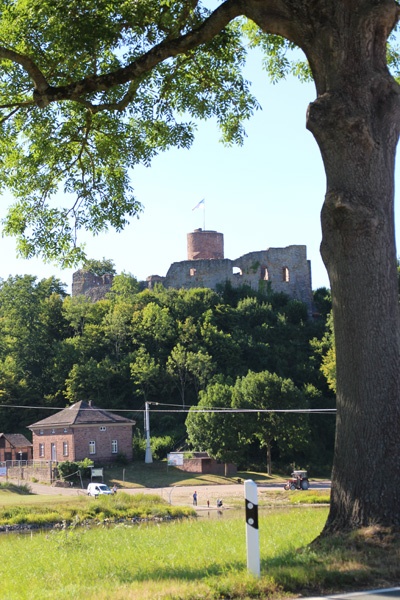 Außenansicht der uine der Eversteiner Burg bei Polle