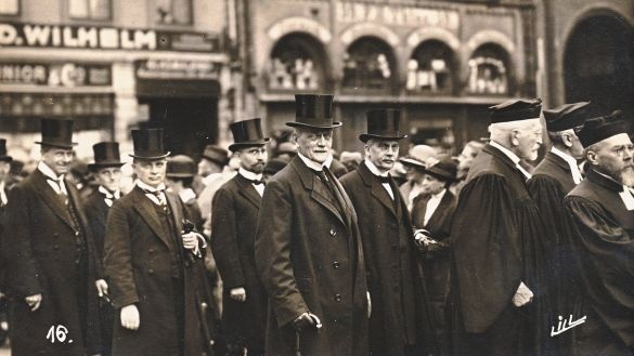 Synodale 1925 in Hannover auf dem Weg zur Wahl des ersten Landesbischofs.