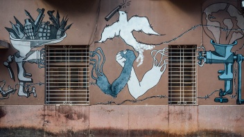 Mural mit einer Friedenstaube und zwei Händen