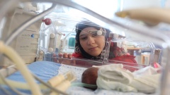 Frühchenstation in der Geburtsklinik Zur Heiligen Familie in Bethlehem: die 19 Jahre alte Sajedh Masalmeh bei ihrem Kind.