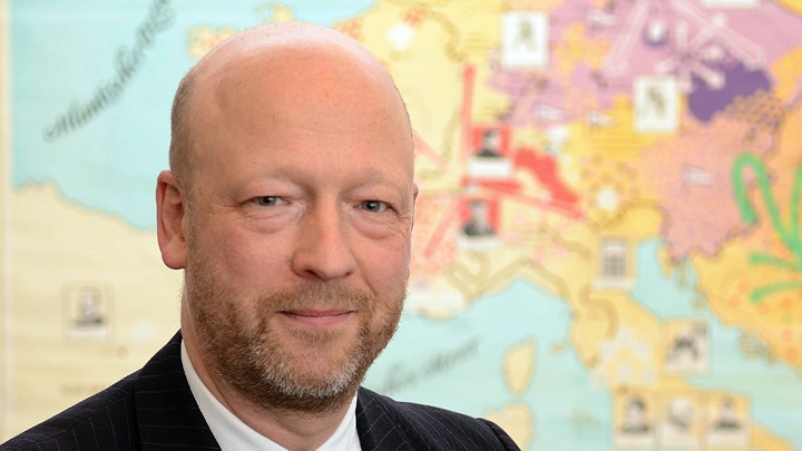 Der Hamburger Hauptpastor und Propst Johann Hinrich Claussen (51) in seinem Hamburger Büro.