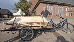 Oldenburger Kuenstler will Tote mit einem Bestattungsrad zum Friedhof bringen
