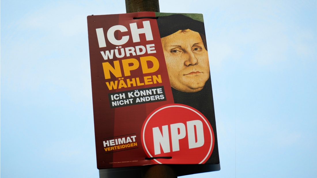 Wahlplakat der NPD mit einem Portraet des Reformators Martin Luther .
