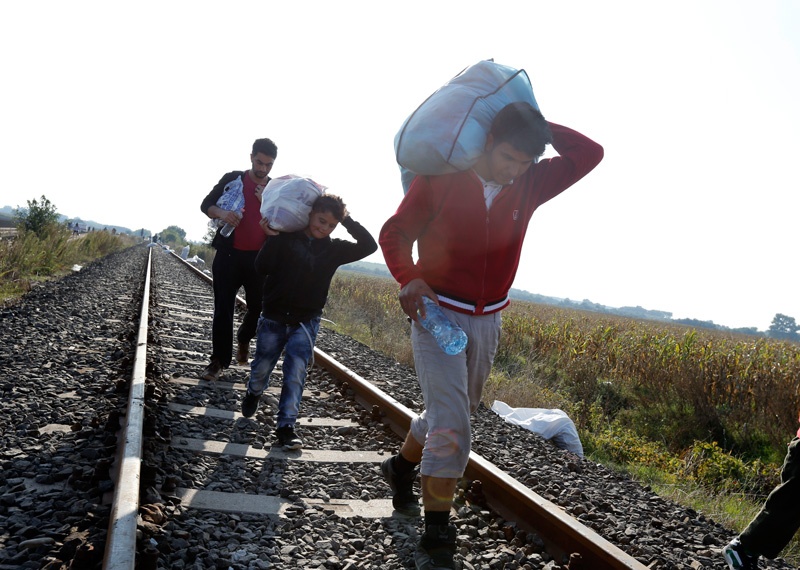 Mit Rucksäcken und Plastiktüten folgen syrische und afghanische Flüchtlinge der Bahnstrecke von der serbischen Grenze in die ungarische Grenzstadt Röszke. Heinrich Bedford-Strohm dazu auf seinem Facebook-Kanal: "Wir sind den erschöpften Menschen, vielen Fa
