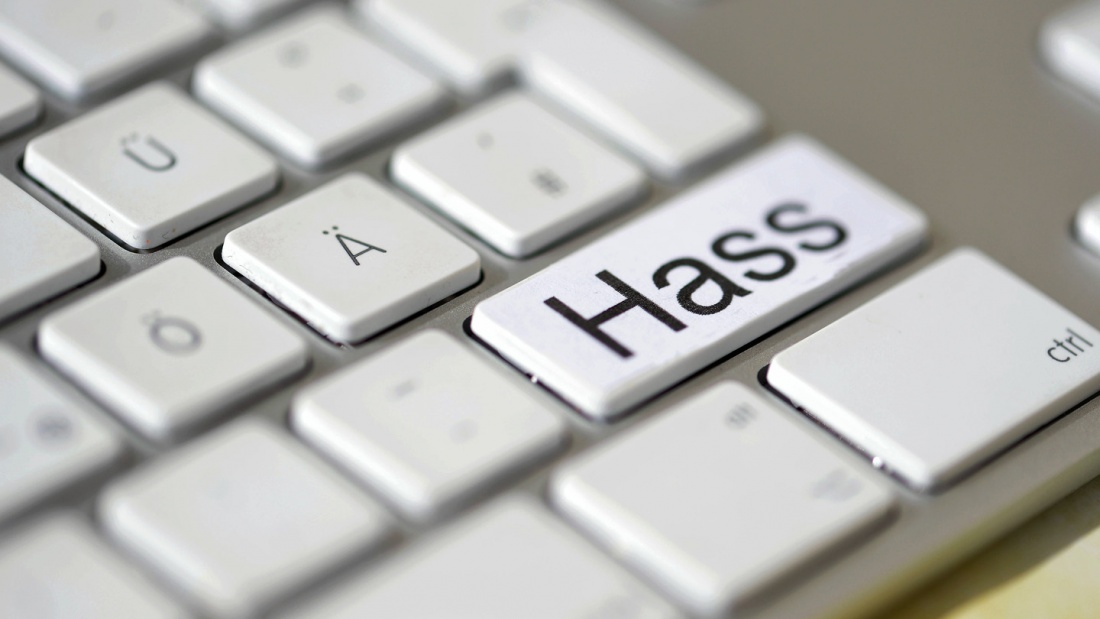 Computertastatur mit dem Wort "Hass" auf einer Taste