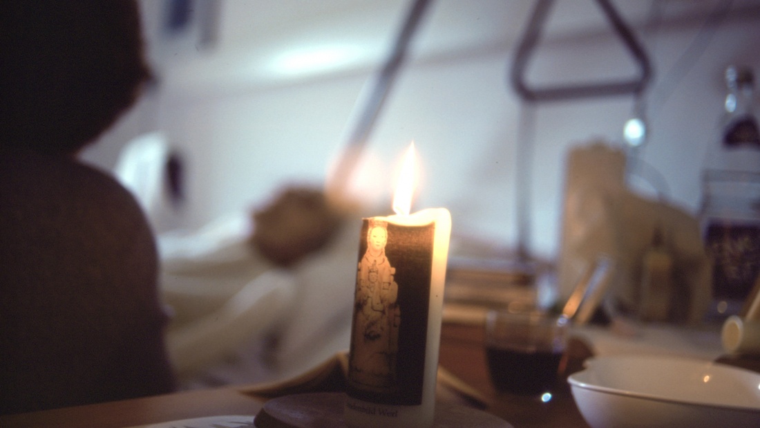 Kerze am Sterbebett eines Bewohners im Hospiz "St. Hildegard" in Bochum.