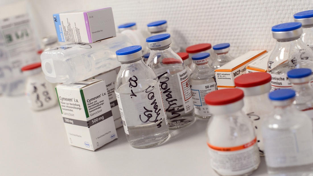 Vorbereitete schmerzstillende Medikamente auf einer Palliativstation in einem deutschen Krankenhaus