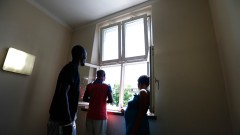 Flüchtlinge schauen aus dem Fenster einer Flüchtlingsunterkunft in Sonthofen.
