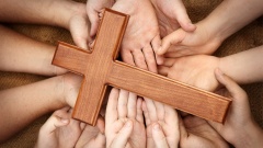 Hände halten Kreuz