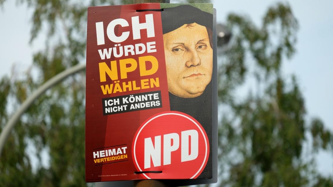 Wahlplakat der NPD mit einem Porträt des Reformators Martin Luther und dem Spruch "Ich würde NPD waehlen - Ich könnte nicht anders".