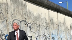 Der ehemalige Bundespräsident Joachim Gauck vor der berliner Mauer