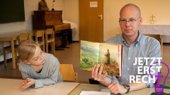 Sven Sabary liest mit den Kindern der Tauf-AG in Heusenstamm in der Mitmach-Bibel.