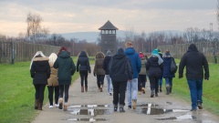Eine Schulklasse besichtigt das ehemalige Konzentrationslager Auschwitz-Birkenau