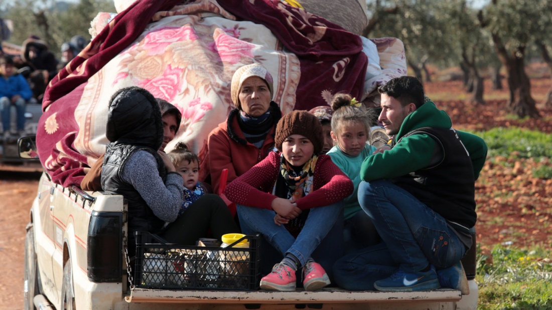 Flüchtlinge stehen an einem Checkpoint in dem Ort Inab bei Afrin.