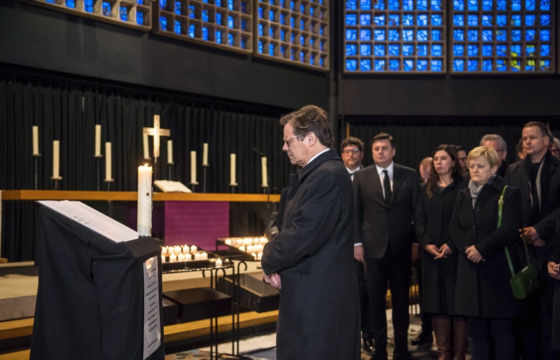 Der Berliner Bischof Markus Dröge in der Kaiser-Wilhelm-Gedächtnis-Kirche vor einem Kondolenzbuch für die Opfer des Anschlags. 