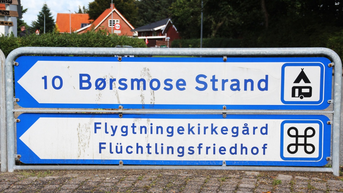 Hinweisschild zum Flüchtlingsfriedhof Oksboel in Dänemark.