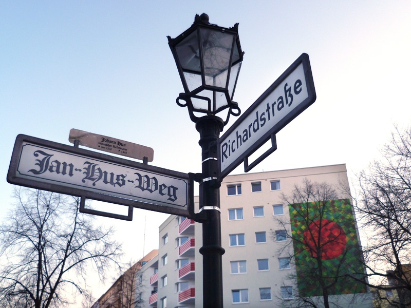 Straßenschild Jan-Hus-Weg im einstigen Rixdorf, das heute zum Berliner Stadtteil Neukölln gehört. 