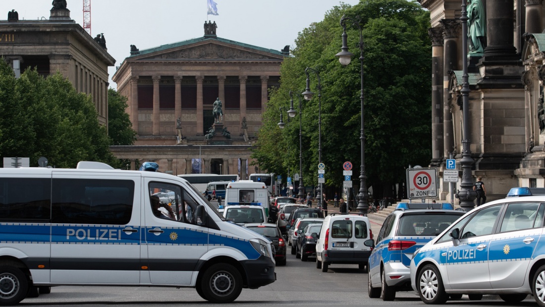 Polizeifahrzeuge stehen vor dem Berliner Dom. 