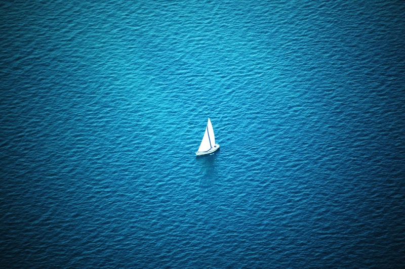 Ein weißes Segelboot auf dem Meer.