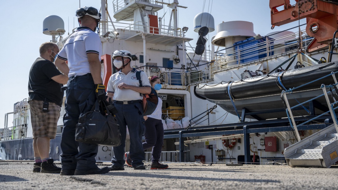 Italienische Hafenkontrolleure bei der Inspektion des deutschen Seenotrettungsschiffs "Sea-Watch 4".