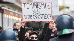 Mehrere hundert Demonstranten habenn Berlin einen flüchtlingsfeindlichen "Frauenmarsch" gestoppt.