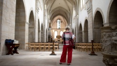 Touristin im Kloster Loccum bei Nienburg