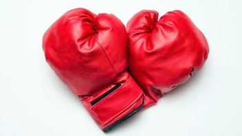 Zwei rote Boxhandschuhe sind zu einem Herz geformt.