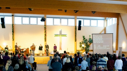 Gemeinde im Versammlungssaal während des Gottesdienstes