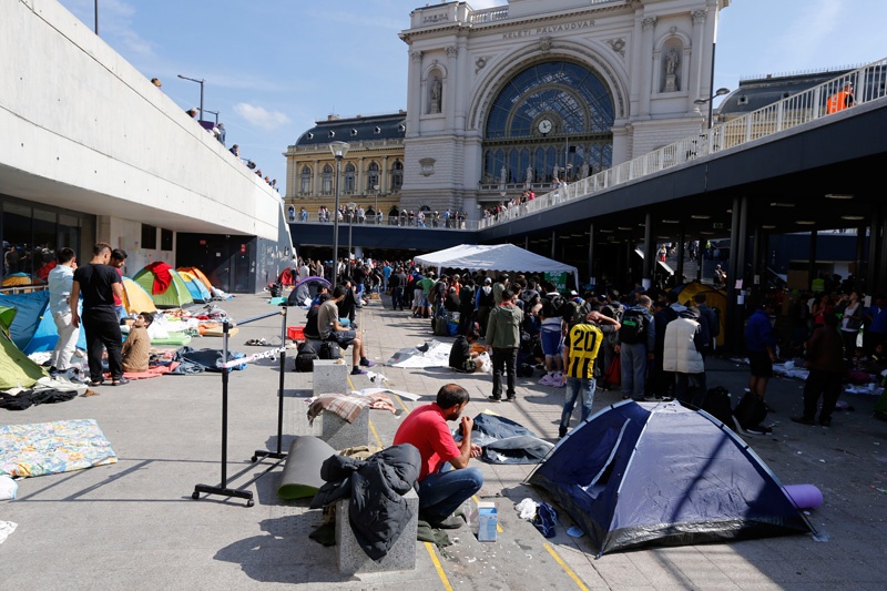 Im Budapester Ostbahnhof warten Flüchtlinge aus den Bürgerkriegsländern Syrien und Afghanistan auf die Weiterreise nach Österreich und Deutschlan