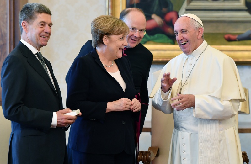 Bundeskanzlerin Angela Merkel (CDU) und ihr Ehemann Joachim Sauer bei einer Privataudienz mit Papst Franziskus.