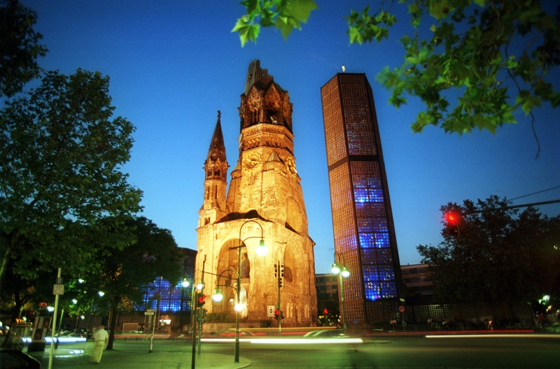 Die Ruine und der neue Turm der "neuen" Kaiser-Wilhelm-Gedächtnis-Kirche in Berlin