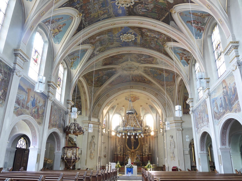 Weiß-blau: Die Dreifaltigkeitskirche in Neunkirchen (Saarland) 