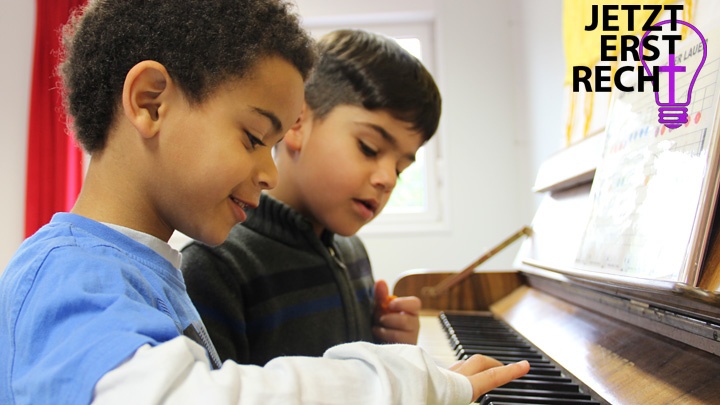 Zwei Kinder am Klavier