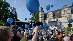 Zum ökumenischen Kirchentag lassen Menschen Luftballons steigen.