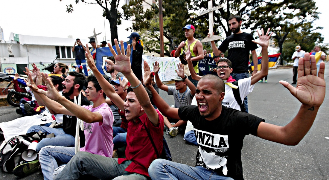 Studenten demonstrieren gegen den venezolanischen Präsidenten Maduro.