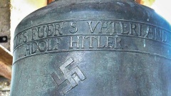 Die Glocke mit Hakenkreuz und NS-Inschrift im Turm der evangelischen Jakobskirche 