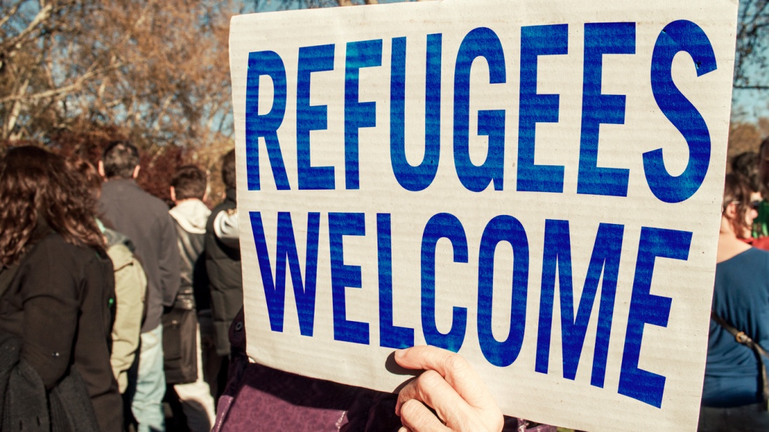 Plakat mit Aufschrift "Refugees welcome"