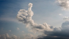 Wolken in Form einer Hand mit hochgestrecktem Daumen am Himmel.
