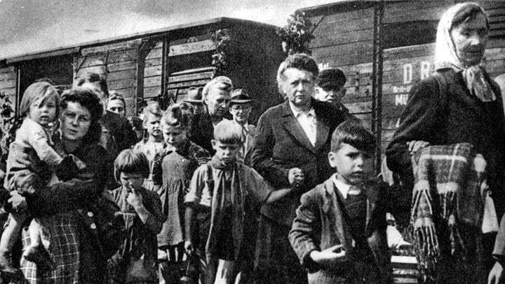 Vertreibung der Sudetendeutschen, Frauen und Kinder bei der Ankunft in Deutschland, 1945.