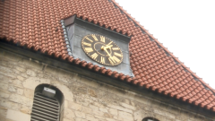 Uhr auf Kirchendach