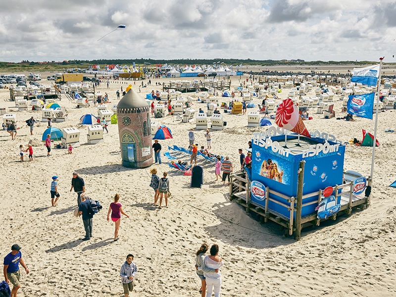 Am Strand von Sankt Peter Ording steht eine aufblasbare Kirche