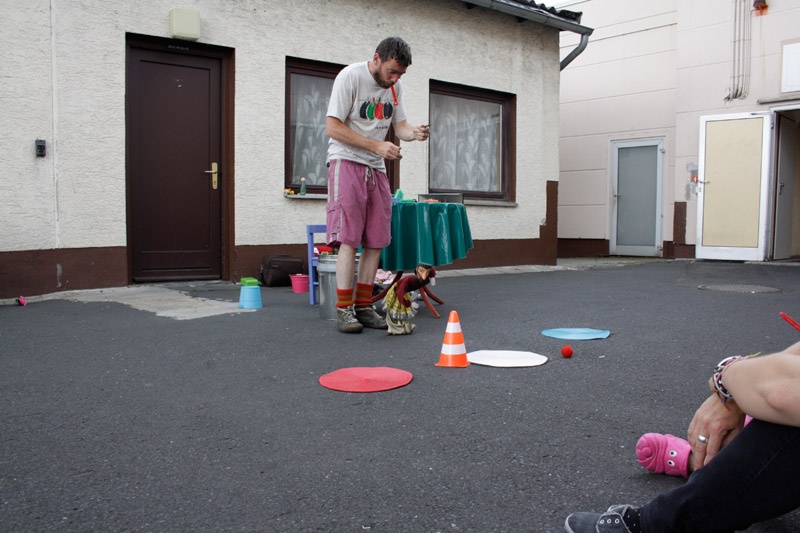 Flüchtlinge, Migration, Flösse, Flucht, Frauen, Heinz Ratz, Strom & Wasser, Residenzpflicht, Arbeitsverbot, Asyl, Asylbewerber, Flüchtlingsheime, Frankfurt, Main, Mainz, Hainburg, Puppenspieler