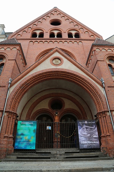 Querverbindungen von Kunst und Kirche schaffen - Die St. Johannes Evangelist Kirche in Berlin-Mitte