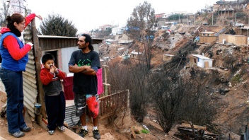 Psychologin Gabriela im Gespräch mit Einwohnern auf den Hügeln von Valparaíso
