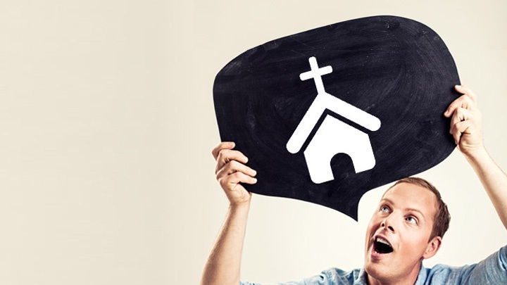 Ein Mann hält eine Sprechblase mit einem Kirchensymbol über seinen Kopf.